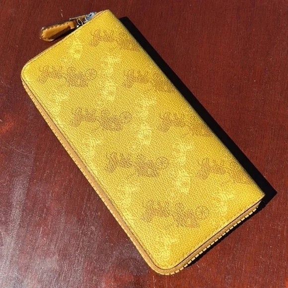 NWT $223 Coach horse and carriage accordion zip wallet - Picture 3 of 14